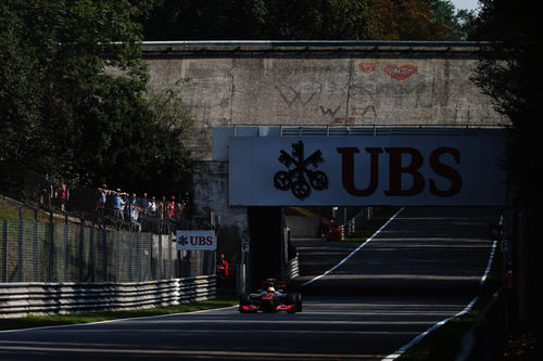 Lewis Hamilton pasa bajo el puente de Monza