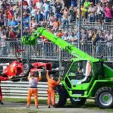 La grua se lleva el coche de Fernando Alonso en Monza 2012