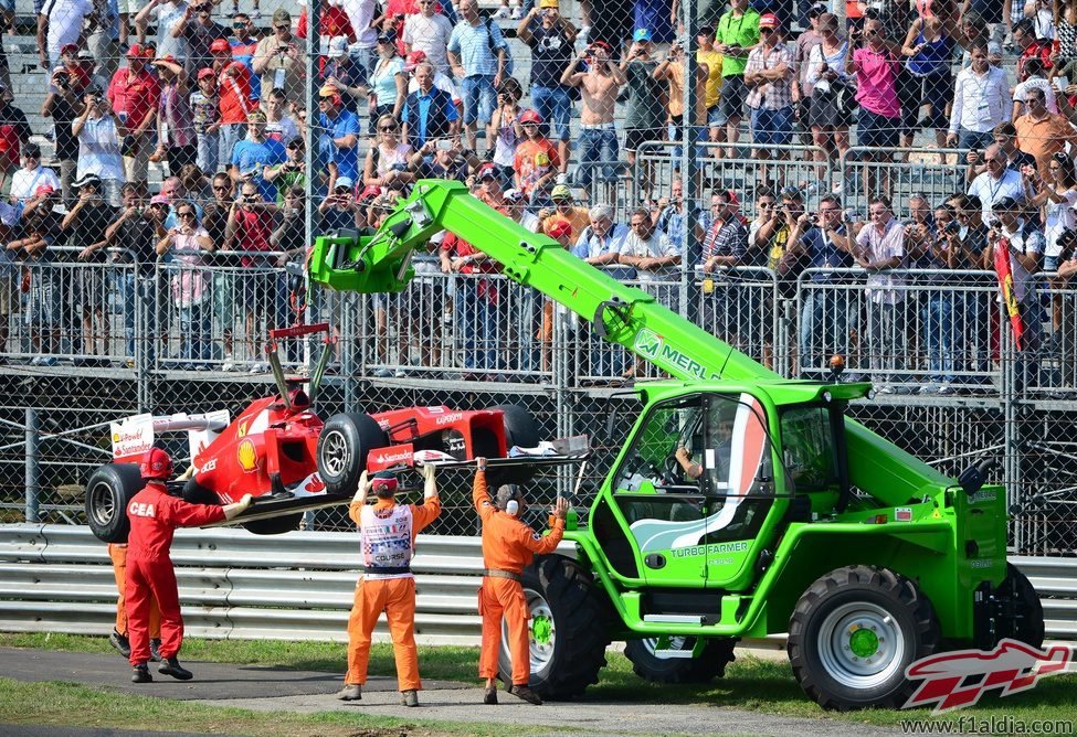 La grua se lleva el coche de Fernando Alonso en Monza 2012