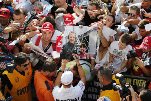 Michael Schumacher es bien recibido por los Tifosi en Monza