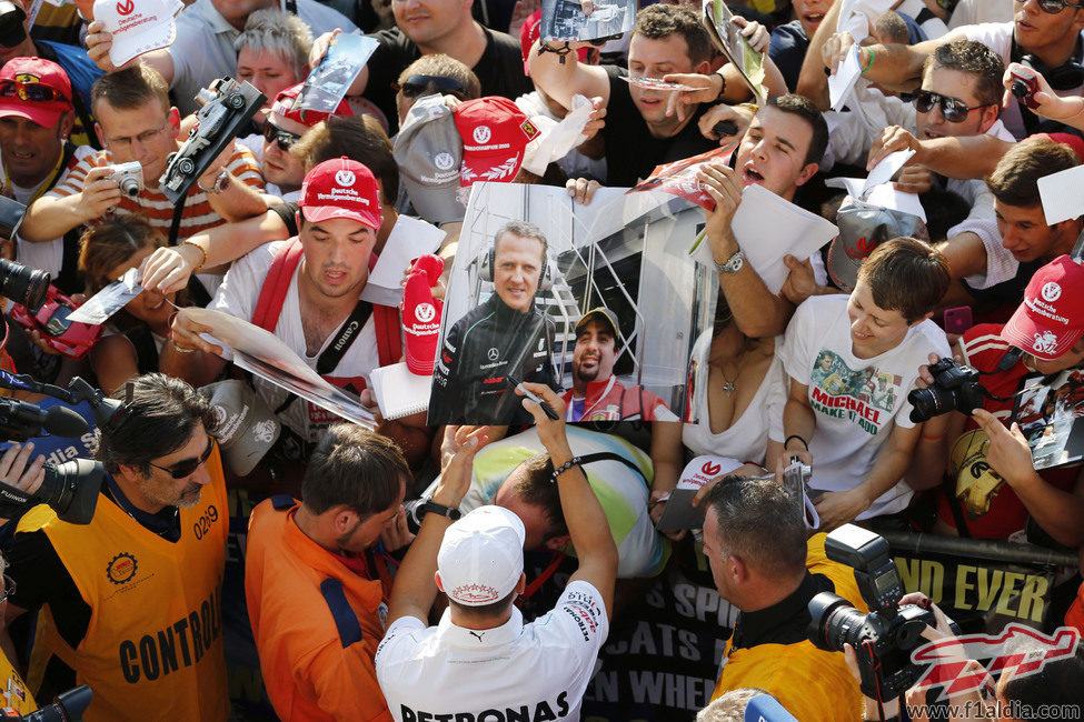Michael Schumacher es bien recibido por los Tifosi en Monza