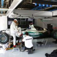 Michael Schumacher y sus mecánicos en el box de Mercedes