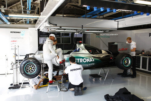 Michael Schumacher y sus mecánicos en el box de Mercedes