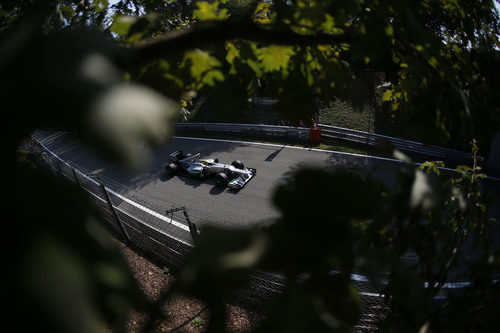 Nico Rosberg a bordo de su Mercedes en las rectas de Monza
