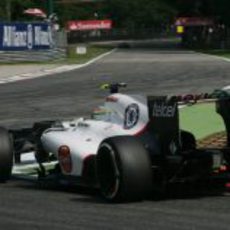 Sergio Pérez coge una curva en el circuito de Monza