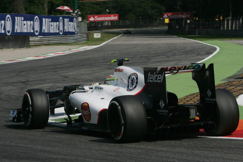 Sergio Pérez coge una curva en el circuito de Monza