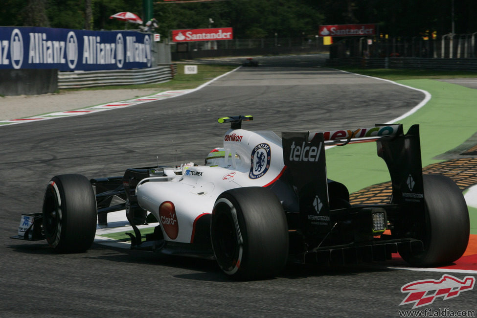 Sergio Pérez coge una curva en el circuito de Monza