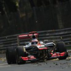 Jenson Button levanta unas hojas a su paso por una recta de Monza