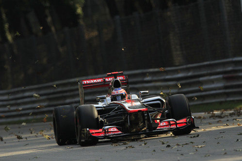 Jenson Button levanta unas hojas a su paso por una recta de Monza
