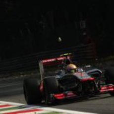 Lewis Hamilton en una de las rectas de Monza durante los libres