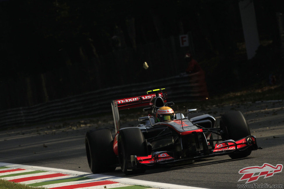 Lewis Hamilton en una de las rectas de Monza durante los libres