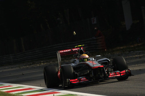 Lewis Hamilton en una de las rectas de Monza durante los libres