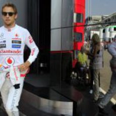 Jenson Button sale del motorhome de McLaren antes de los libres