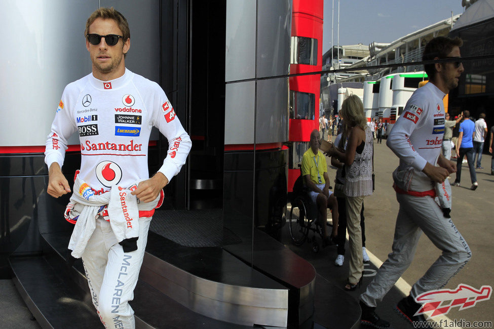 Jenson Button sale del motorhome de McLaren antes de los libres
