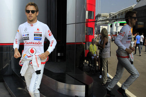 Jenson Button sale del motorhome de McLaren antes de los libres