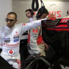 Lewis Hamilton se apoya en el alerón trasero de su McLaren