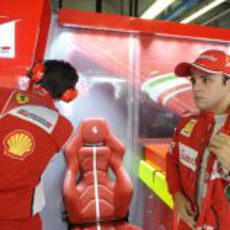 Felipe Massa espera en el garaje de Ferrari