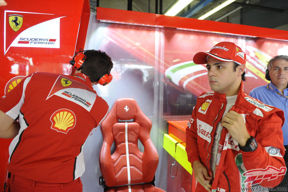 Felipe Massa espera en el garaje de Ferrari