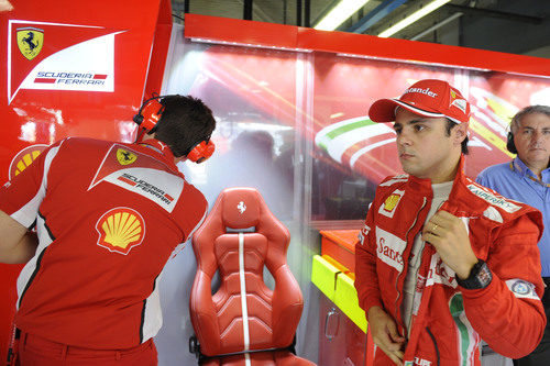 Felipe Massa espera en el garaje de Ferrari