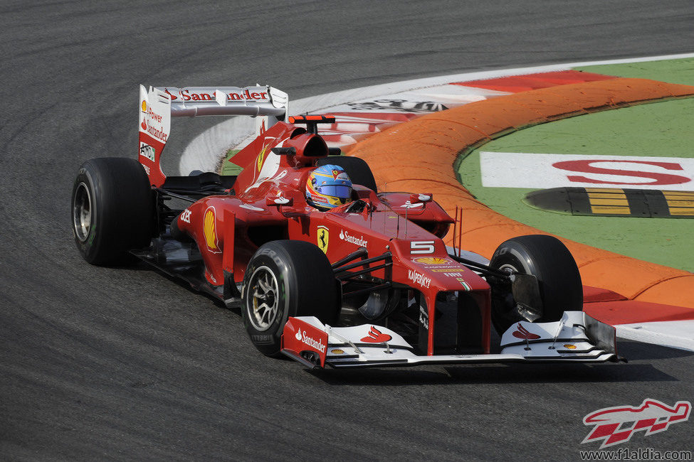 Fernando Alonso sale de una curva en Monza