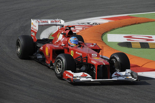 Fernando Alonso sale de una curva en Monza