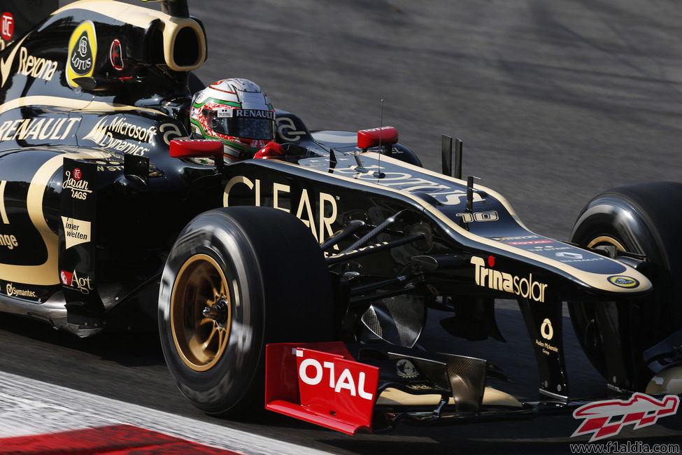 Jérôme D'Ambrosio con el Lotus E20 sobre el asfalto de monza