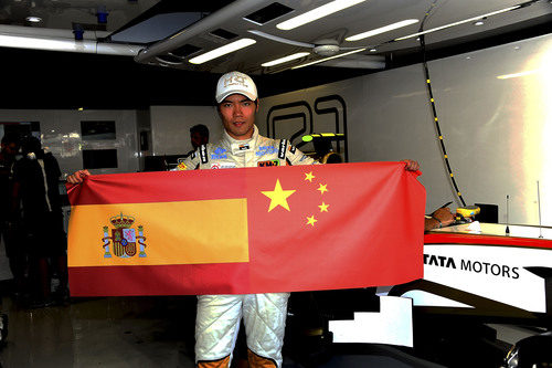 Ma Qing Hua posa con las banderas española y china