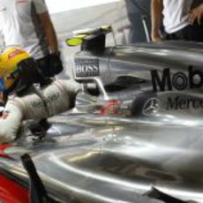 Lewis Hamilton se sienta en su monoplaza en Monza