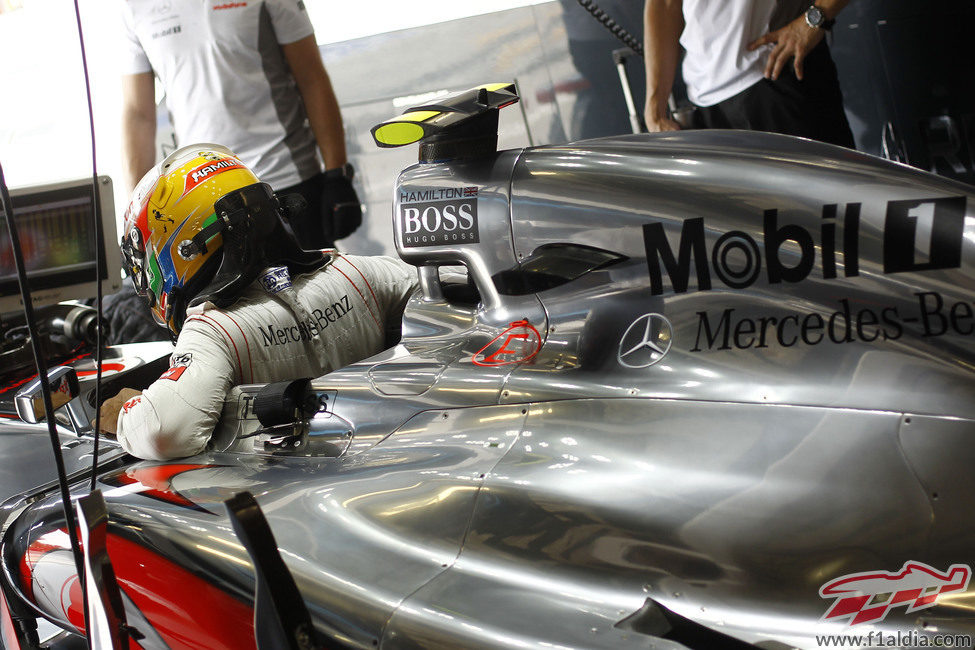 Lewis Hamilton se sienta en su monoplaza en Monza