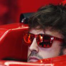 Fernando Alonso sentado en el F2012 con sus gafas de sol puestas