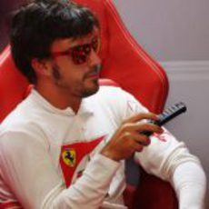 Fernando Alonso cambia de canal en su box