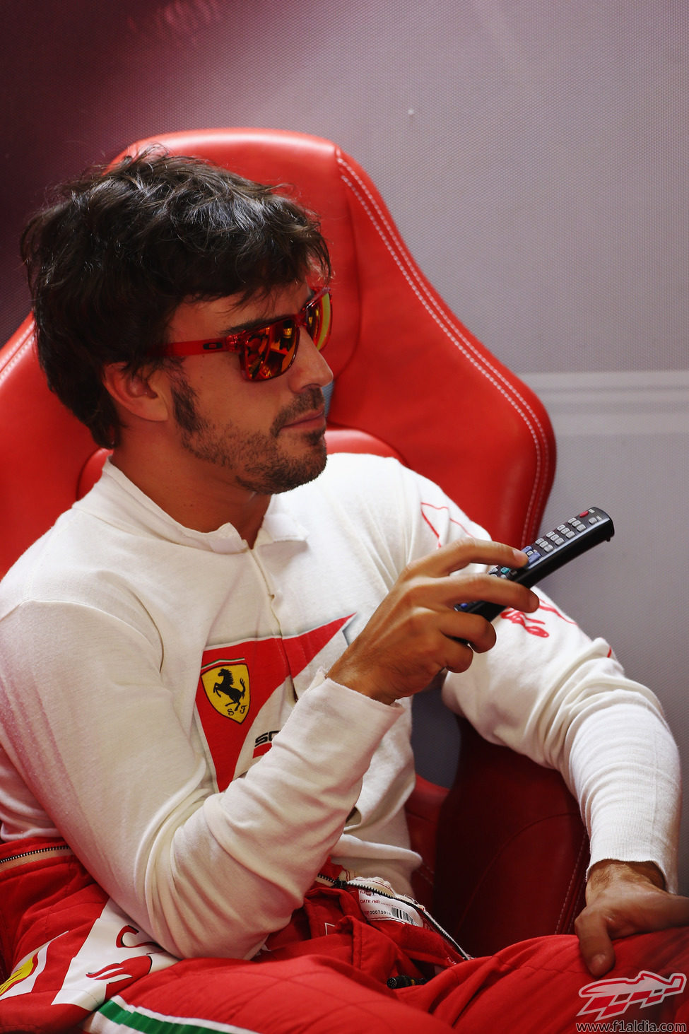 Fernando Alonso cambia de canal en su box