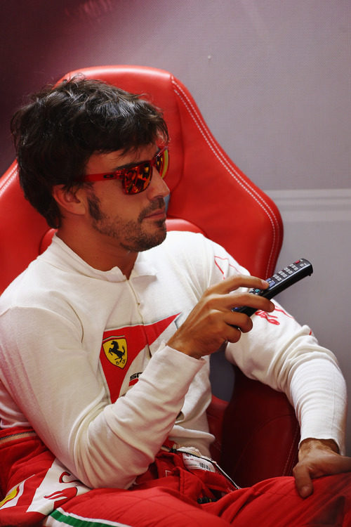 Fernando Alonso cambia de canal en su box