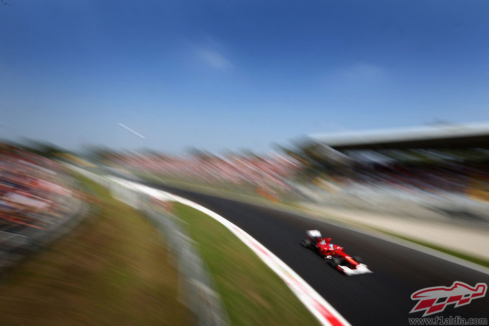 Fernando Alonso a toda velocidad en Monza 2012