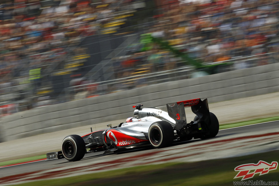 Jenson Button pilota su McLaren en la clasificación de Monza
