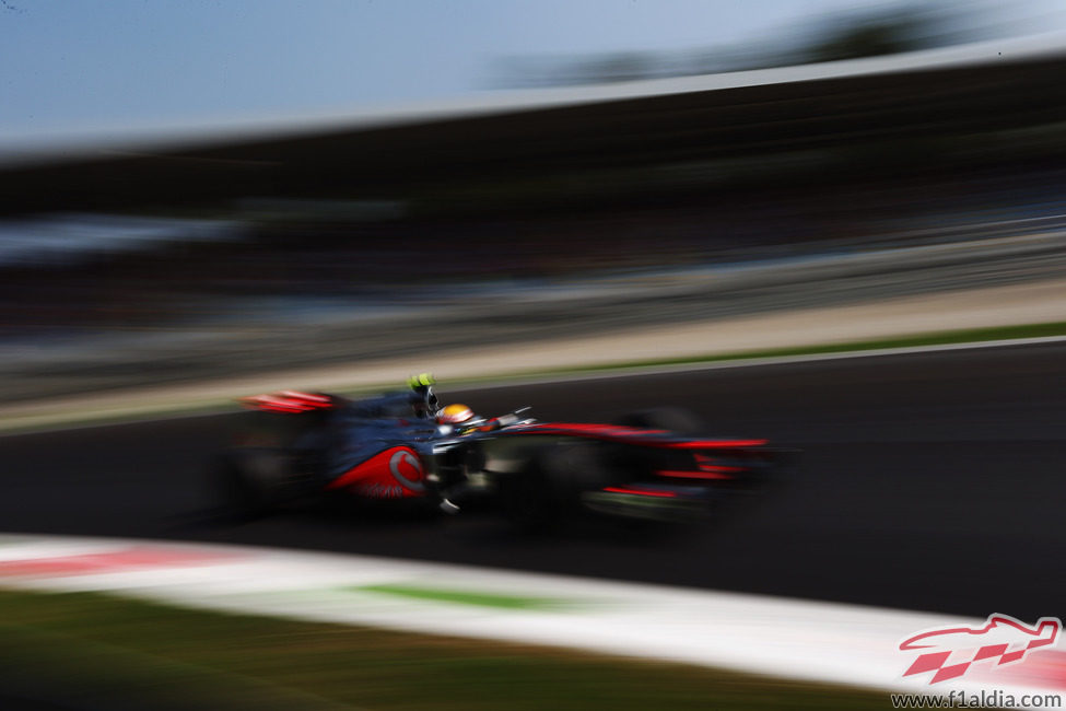 Lewis Hamilton pisa a fondo en Monza
