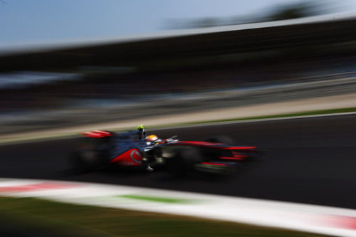 Lewis Hamilton pisa a fondo en Monza