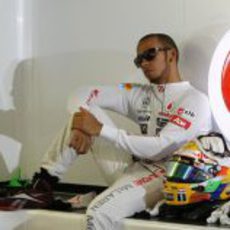 Lewis Hamilton se relaja en el box del equipo McLaren