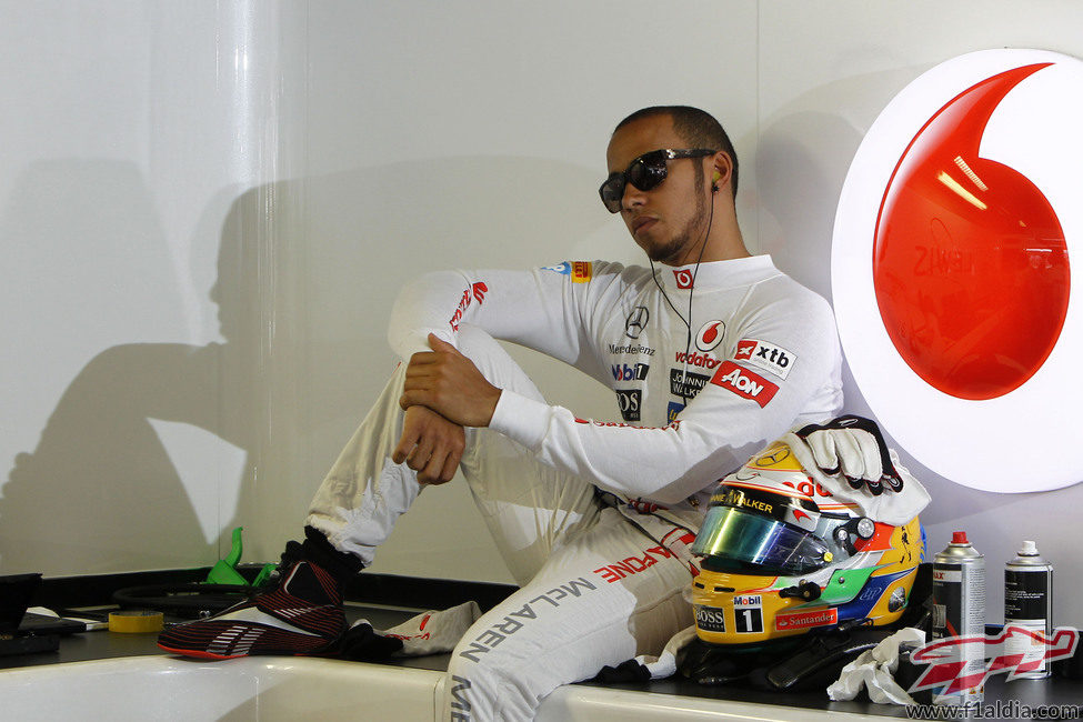 Lewis Hamilton se relaja en el box del equipo McLaren