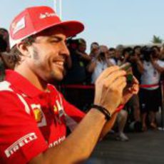 Fernando Alonso sacando fotos con su iPhone en Monza