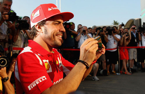 Fernando Alonso sacando fotos con su iPhone en Monza