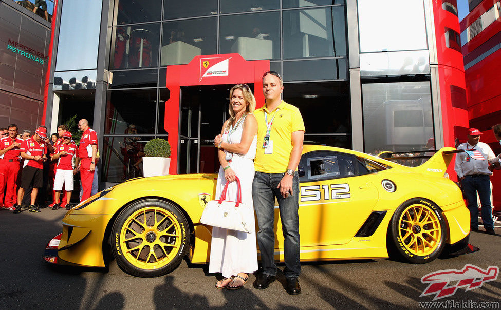 Benjamin Sloss Treynor y su mujer Christine recogen el 599XX Evo en Monza