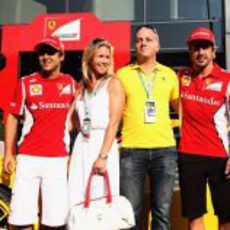 Massa, Benjamin Sloss Treynor y su mujer, y Alonso en el 'paddock' de Monza