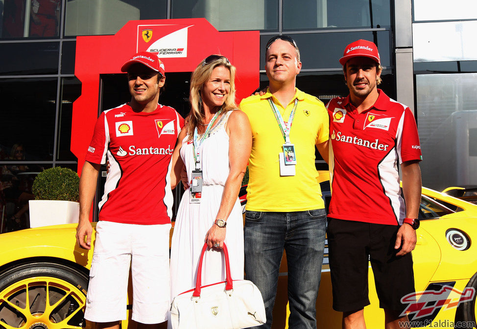 Massa, Benjamin Sloss Treynor y su mujer, y Alonso en el 'paddock' de Monza