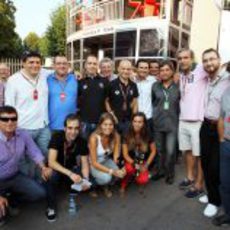 Pedro de la Rosa posa junto a varios periodistas españoles en Monza