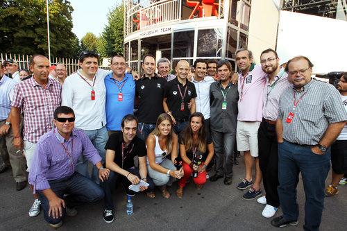 Pedro de la Rosa posa junto a varios periodistas españoles en Monza