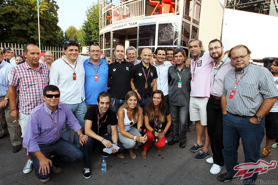 Pedro de la Rosa posa junto a varios periodistas españoles en Monza