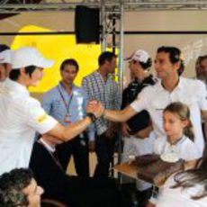 Pedro de la Rosa saluda a Ma Qing Hua en el paddock de Monza