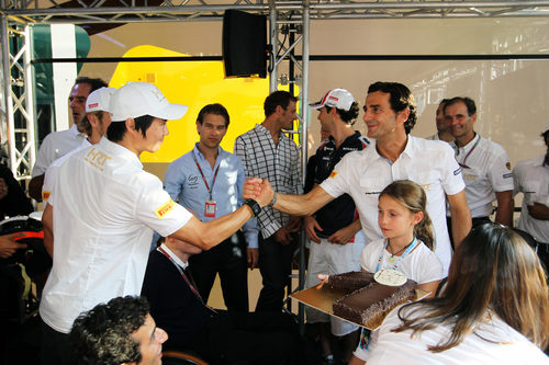 Pedro de la Rosa saluda a Ma Qing Hua en el paddock de Monza