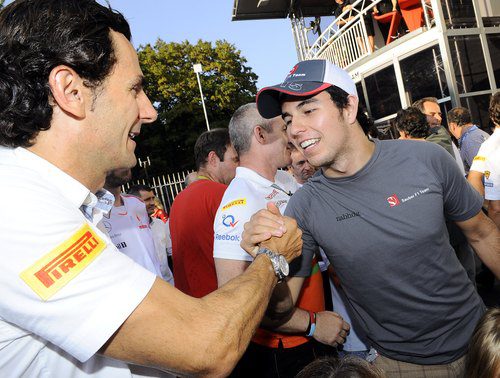 Sergio Pérez también se acercó a felicitar a Pedro de la Rosa